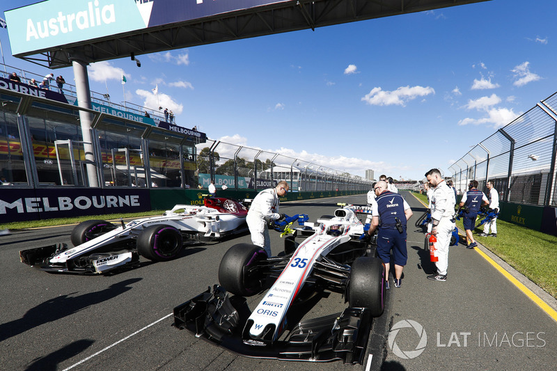 Los ingenieros de Williams preparan el auto de Sergey Sirotkin, Williams FW41 Mercedes, en la parril