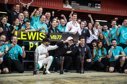 Yarışın kazananı Lewis Hamilton ve Valtteri Bottas takım ile kutlama yapıyor, Mercedes-AMG F1