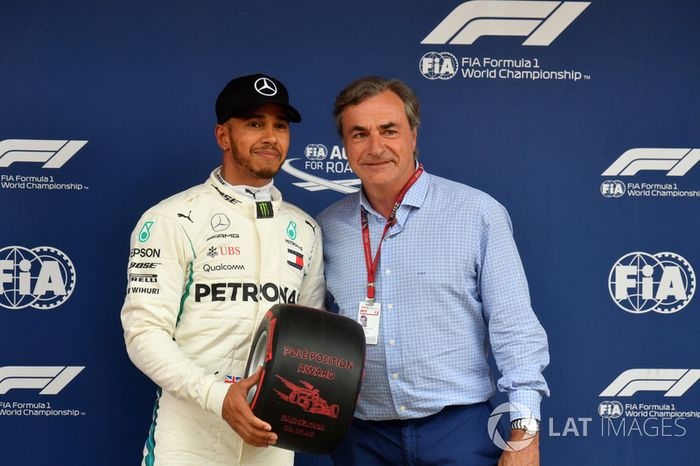 Ganador de la pole Lewis Hamilton, Mercedes-AMG F1 recibe el trofeo Pirelli Pole Position de parte de Carlos Sainz
