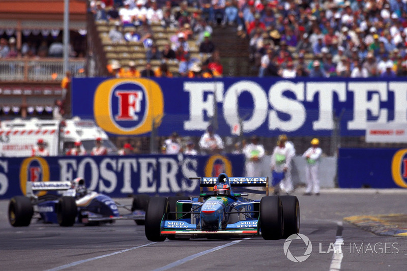 Міхаель Шумахер (Benetton B194 Ford) попереду Деймона Хілла (Williams FW16B Renault)