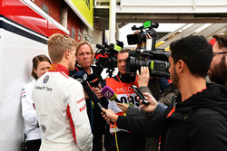 Marcus Ericsson, Alfa Romeo Sauber F1 Team talks with the media