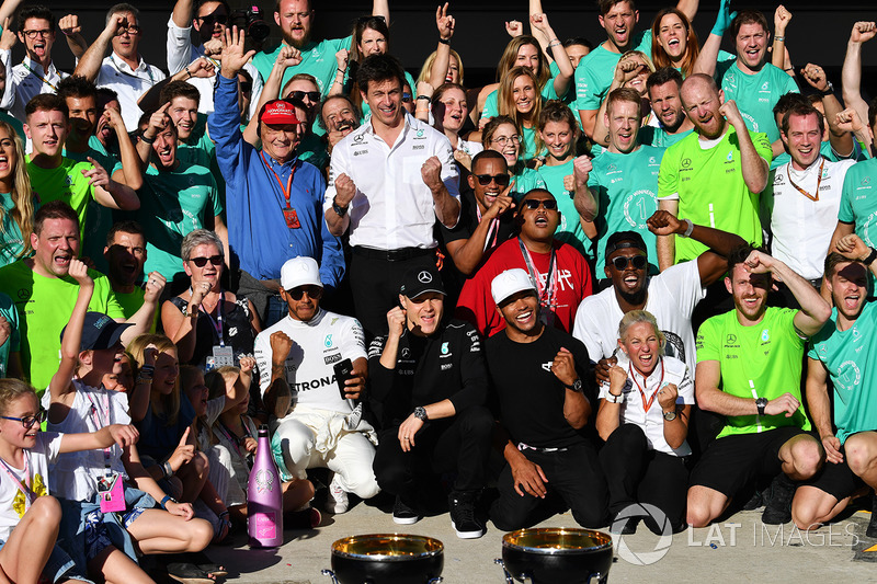 Lewis Hamilton, Mercedes AMG F1 celebra con su madre Carmen Lockhart, Valtteri Bottas, Mercedes AMG 