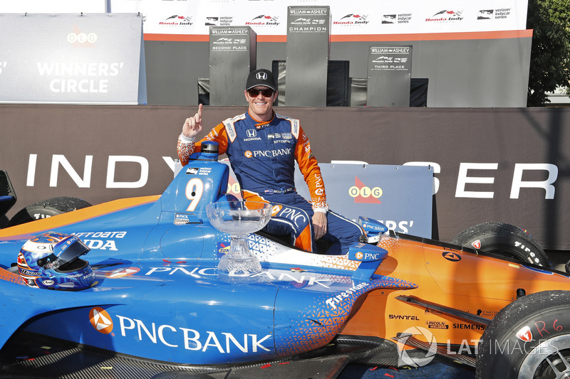 Winner Scott Dixon, Chip Ganassi Racing Honda celebrates in victory lane