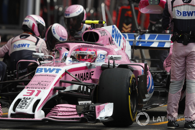 Esteban Ocon, Force India VJM11, leaves his pit box after a stop