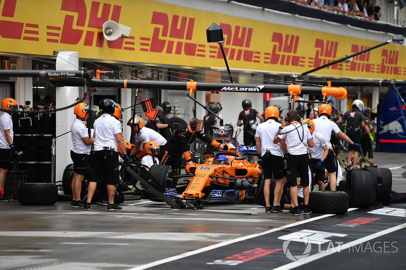 Fernando Alonso, McLaren MCL33 , en una práctica de pit stop