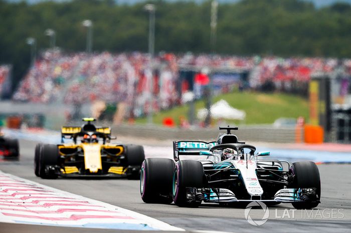 Lewis Hamilton, Mercedes AMG F1 W09, leads Carlos Sainz Jr., Renault Sport F1 Team R.S. 18