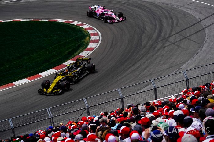 Carlos Sainz Jr., Renault Sport F1 Team R.S. 18, y Sergio Perez, Force India VJM11