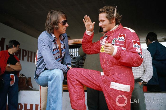El cantante Udo Jurgens con Niki Lauda, Ferrari