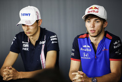 Esteban Ocon, Force India, et Pierre Gasly, Toro Rosso, en conférence de presse