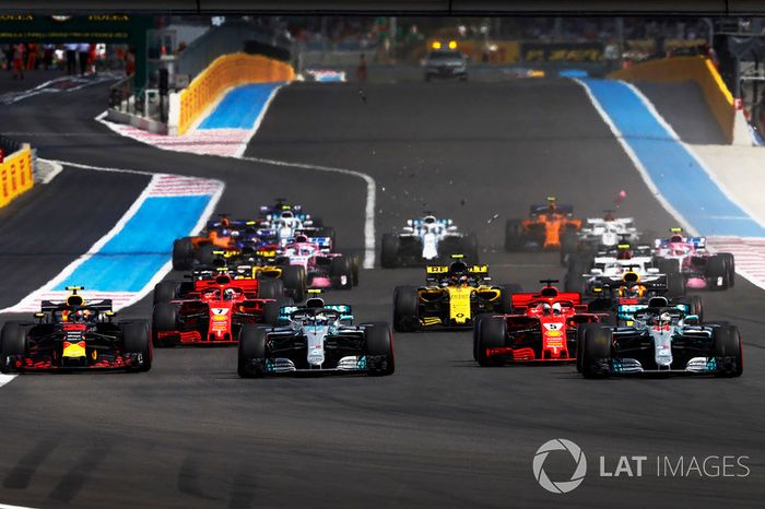 Lewis Hamilton, Mercedes AMG F1 W09, por delante de Valtteri Bottas, Mercedes AMG F1 W09, Sebastian Vettel, Ferrari SF71H, y Max Verstappen, Red Bull Racing RB14