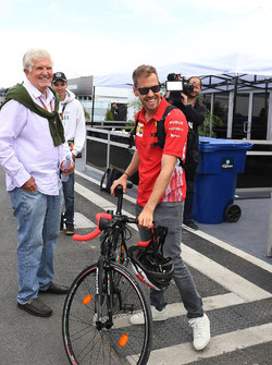 Sebastian Vettel, Ferrari con una bici