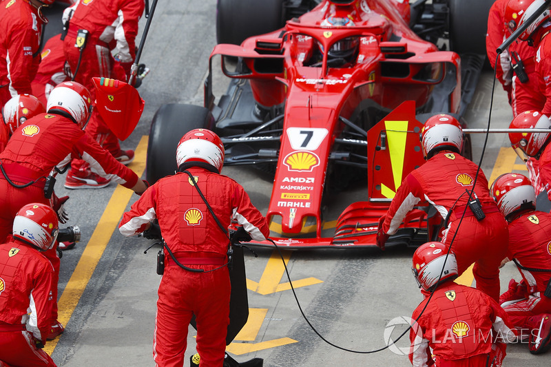 Kimi Raikkonen, Ferrari SF71H, au stand