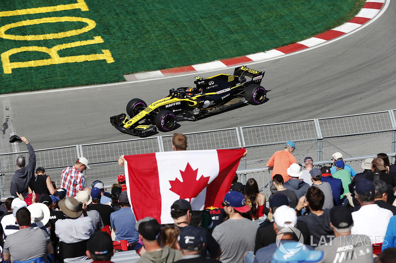 Carlos Sainz Jr., Renault Sport F1 Team, transita davanti ai tifosi, incluso uno con una bandiera canadese