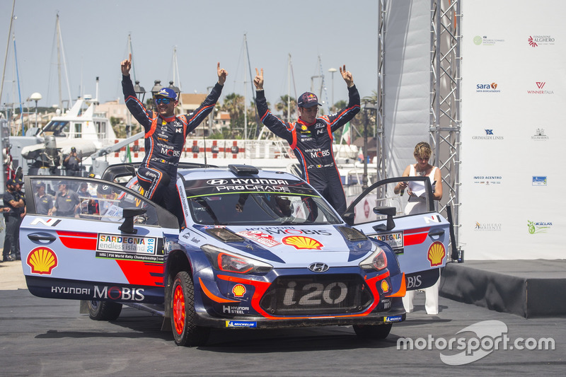 Los ganadores Thierry Neuville, Nicolas Gilsoul, Hyundai Motorsport Hyundai i20 Coupe WRC