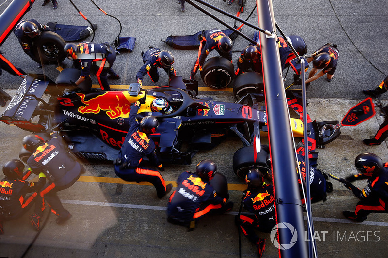 Daniel Ricciardo, Red Bull Racing RB14, pit stop