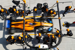 Fernando Alonso, McLaren MCL33 Renault, makes a stop
