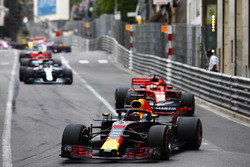 Daniel Ricciardo, Red Bull Racing RB14, leads Sebastian Vettel, Ferrari SF71H, Lewis Hamilton, Mercedes AMG F1 W09 and Sebastian Vettel, Ferrari SF71H