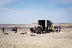 #310 X-Raid Team Mini: Bryce Menzies, Peter Mortensen, crashed car