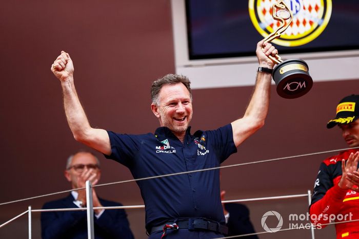 Christian Horner, director del equipo Red Bull Racing, levanta el trofeo de Constructores