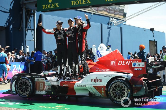 Ganadores #8 Toyota Gazoo Racing Toyota GR010 Hybrid de Sébastien Buemi, Brendon Hartley, Ryo Hirakawa