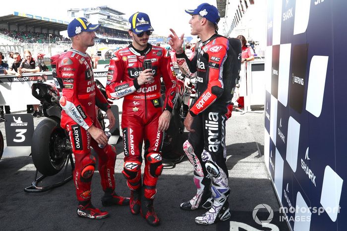 Los 3 primeros clasificados: segundo Jack Miller, Ducati Team, ganador de la pole Francesco Bagnaia, Ducati Team, tefcero Aleix Espargaró, Aprilia Racing Team 