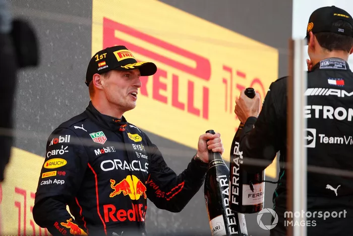 Podio: ganador Max Verstappen, Red Bull tercer lugar George Russell, Mercedes-AMG