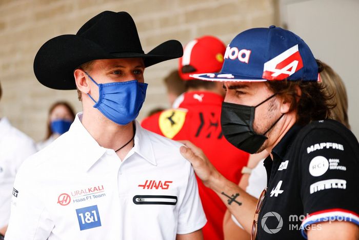 Mick Schumacher, Haas F1, y Fernando Alonso, Alpine F1
