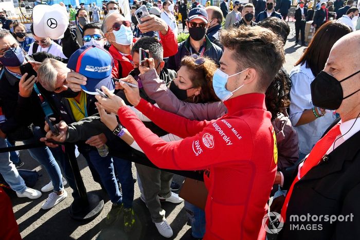 Charles Leclerc, Ferrari posa para un selfie con sus fans