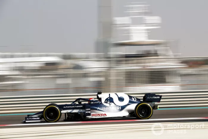 Pierre Gasly, AlphaTauri AT01 adaptado (muleto) con los Pirelli de 18 pulgadas 