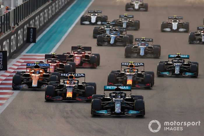 Lewis Hamilton, Mercedes W12, Max Verstappen, Red Bull Racing RB16B, Sergio Pérez, Red Bull Racing RB16B, Lando Norris, McLaren MCL35M, el resto del campo en la salida