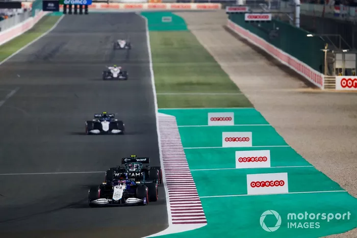 George Russell, Williams FW43B, Sebastian Vettel, Aston Martin AMR21, y Nicholas Latifi, Williams FW43B