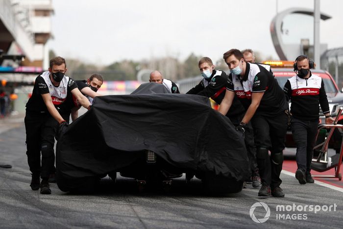 Mecánicos moviendo el coche de Guanyu Zhou, Alfa Romeo 