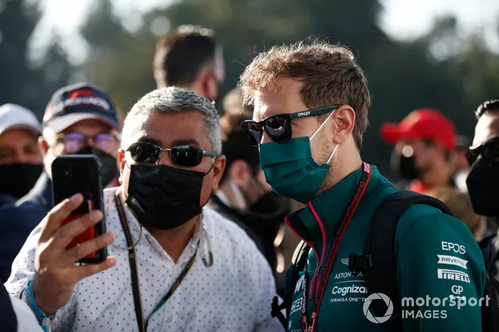 Sebastian Vettel, Aston Martin firma autógrafos para los fans