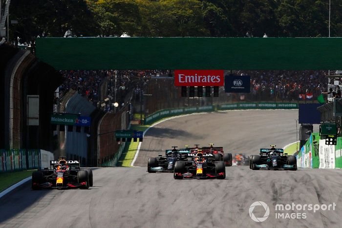 Max Verstappen, Red Bull Racing RB16B, Sergio Pérez, Red Bull Racing RB16B, Lewis Hamilton, Mercedes W12, Valtteri Bottas, Mercedes W12, y el resto del campo en la reanudación