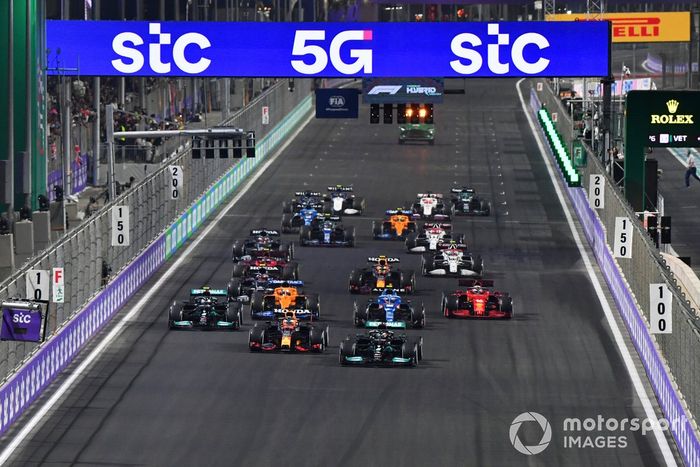 Max Verstappen, Red Bull Racing RB16B, lucha con Lewis Hamilton, Mercedes W12, en el segundo reinicio