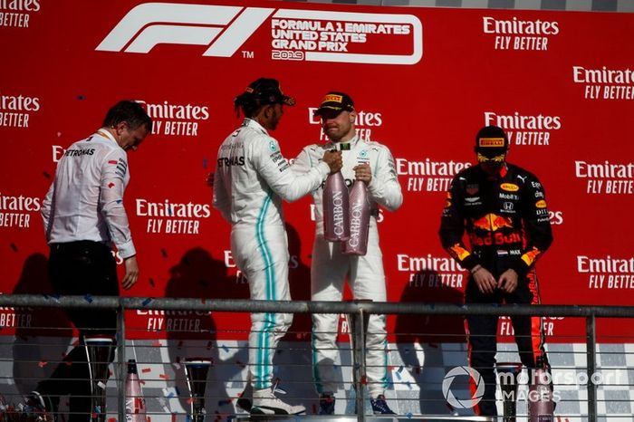 James Allison, Director Técnico, Mercedes AMG, Lewis Hamilton, Mercedes AMG F1, 2ª posición, Valtteri Bottas, Mercedes AMG F1, 1ª posición, y Max Verstappen, Red Bull Racing, 3ª posición, celebran con Champagne en el podio