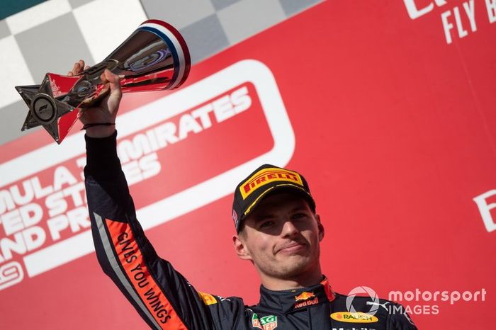 Max Verstappen, Red Bull Racing, 3ª posición, levanta su trofeo en el podio