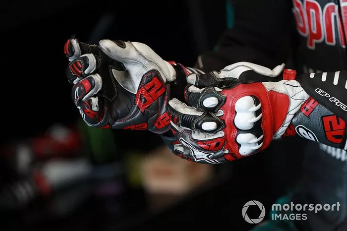 Dettaglio dei guanti di Fabio Quartararo, Petronas Yamaha SRT