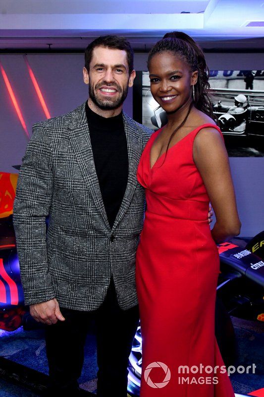 Invitados en el lobby y el Red Bull Racing RB15