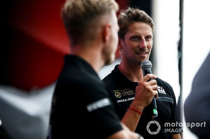 Kevin Magnussen, Haas F1 Team, y Romain Grosjean, Haas F1 Team, en escena
