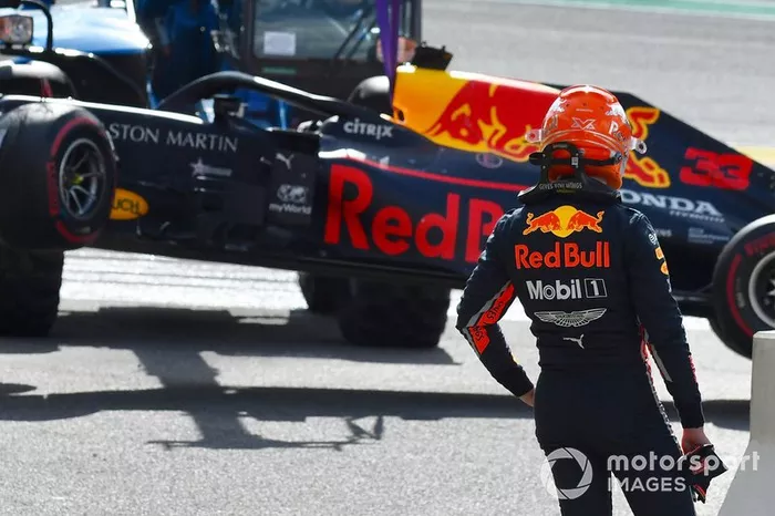 Max Verstappen, Red Bull Racing, in piedi mentre i marshal rimuovono la sua auto dal circuito