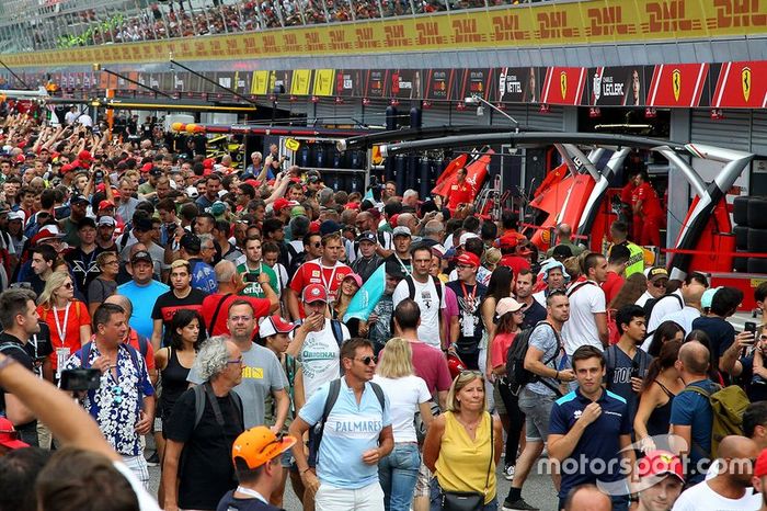 Aspectos en el pitlane con fans