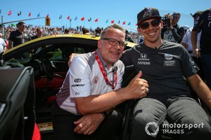 El piloto de Honda Robert Wickens, se prepara para conducir el Arrow Acura NSX, antes de la carrera, Ted Klaus, presidente de Honda Performance Development