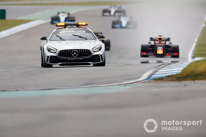 El Coche de Seguridad lidera Max Verstappen, Red Bull Racing RB15