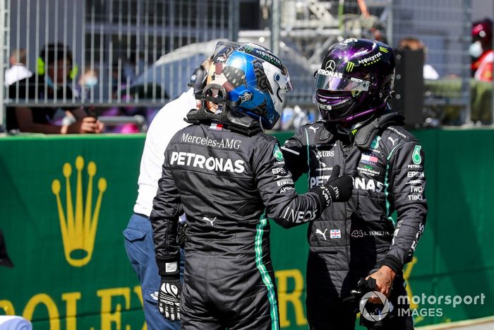 Ganador de la pole Valtteri Bottas, Mercedes-AMG Petronas F1, y Lewis Hamilton, Mercedes-AMG Petronas F1, en la parrilla después de la clasificación