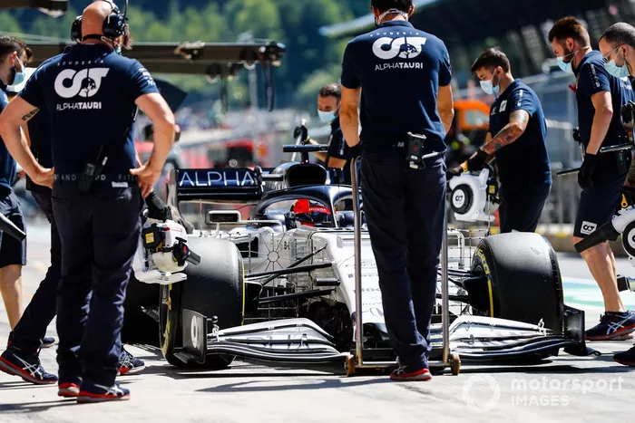 Daniil Kvyat, AlphaTauri AT01, dans la voie des stands