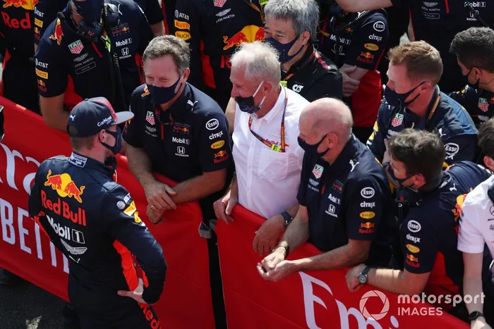 El ganador de la carrera Max Verstappen, de Red Bull Racing, habla con Christian Horner, director del equipo, Red Bull Racing, Helmut Marko, consultor, Red Bull Racing, y Adrian Newey, director técnico de Red Bull Racing, en el  Parc Ferme