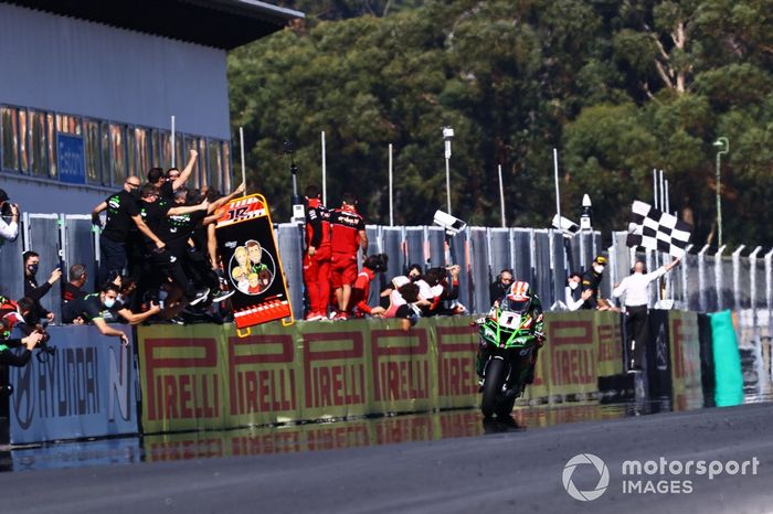 Jonathan Rea, del equipo Kawasaki Racing Team celebra su sexto Campeonato Mundial