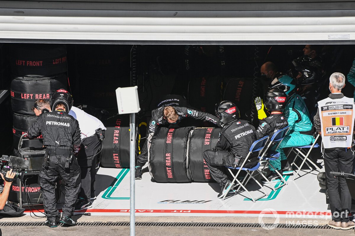 El equipo de boxes de Mercedes con los neumáticos en los calentadores