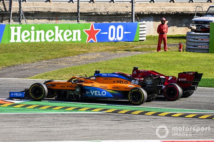 Carlos Sainz Jr., McLaren MCL35, Kimi Raikkonen, Alfa Romeo Racing C39 